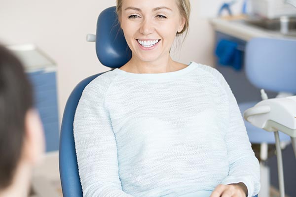 Zahnarztpraxis Dr. Molz - Patientin beim Zahnarzt Dr. Molz im Behandlungsstuhl