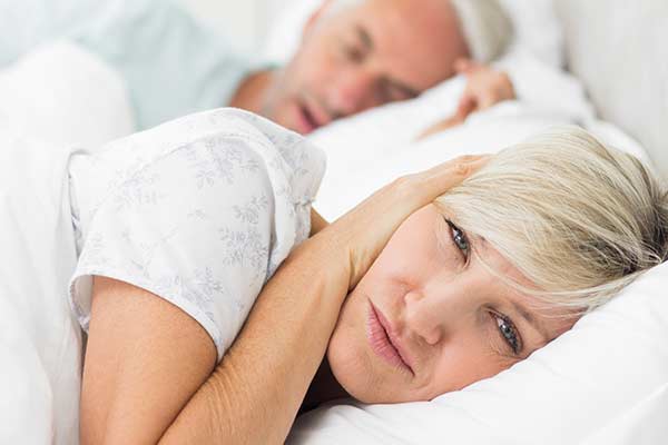 Zahnarztpraxis Dr. Molz - Frau hat Probleme beim Einschlafen wegen schnarchendem Mann